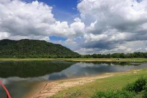 magnifique des nuages plus de le lac. Lac dans le montagnes photo