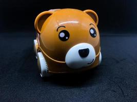une jouet voiture avec une tête comme une ours photo