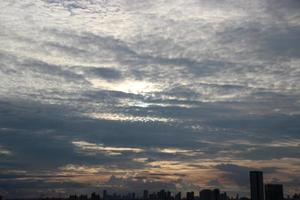 foncé bleu nuage avec blanc lumière Soleil ensemble ciel Contexte et ville lumière minuit soir temps photo