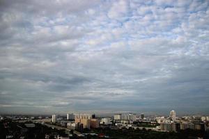 foncé bleu nuage avec blanc lumière Soleil ensemble ciel Contexte et ville lumière minuit soir temps photo