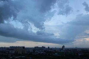 foncé bleu nuage avec blanc lumière le coucher du soleil ciel Contexte et ville lumière minuit soir temps photo