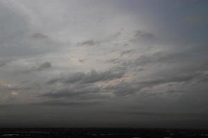 foncé bleu nuage avec blanc lumière Soleil ensemble ciel Contexte et ville lumière minuit soir temps photo