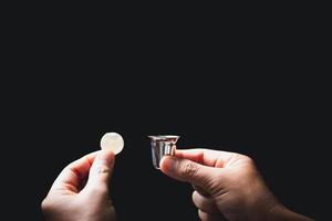 concept d'eucharistie ou de sainte communion du christianisme. l'eucharistie est le sacrement institué par jésus. lors du dernier souper avec les disciples. le pain et le vin sont le corps et le sang de jésus christ des chrétiens. photo