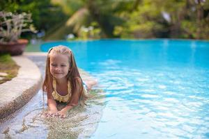 magnifique peu fille sur le plage photo