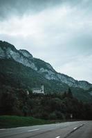 majestueux montagnes dans le Alpes couvert avec des arbres et des nuages photo