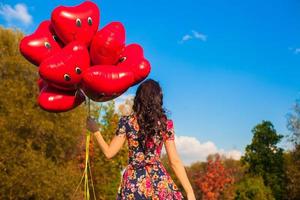 femme en portant cœur en forme de des ballons photo