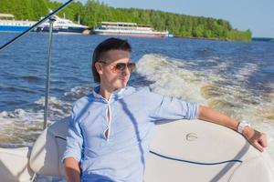 homme sur une bateau voyage photo