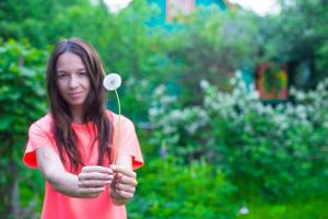 femme avec sauvage fleur photo