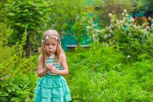 peu fille sur le parc en plein air photo