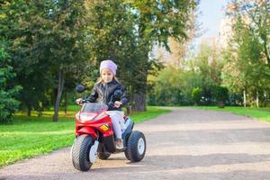 peu fille sur une électrique moto photo