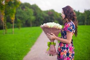 femme tenant un bouquet photo