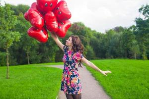 femme avec cœur en forme de des ballons photo