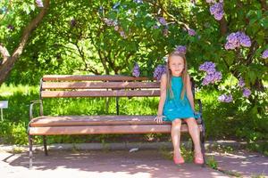 peu fille avec fleurs dans le jardin photo