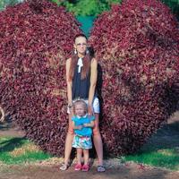 mère et fille ayant une bien temps photo