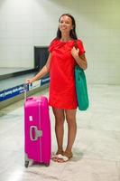 femme avec valise prêt à Voyage photo