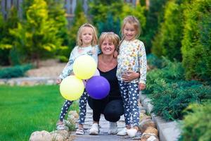 grand-mère et peu les filles photo