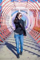 femme sur le téléphone en dessous de une tunnel photo