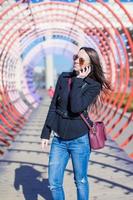 femme sur le téléphone en dessous de une tunnel photo