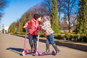 peu sœurs équitation scooters en plein air photo