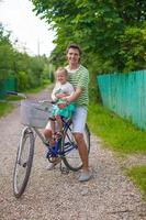 père et fille avec vélo photo