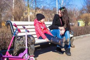 mère et fille sur le parc photo