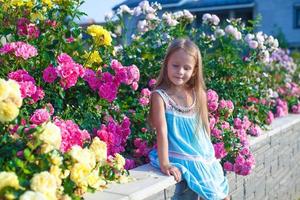 peu fille avec magnifique fleurs photo