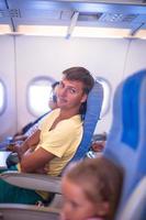 père et fille sur le avion photo