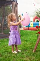 petite fille avec des ballons photo