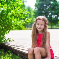 mignonne peu fille en plein air photo