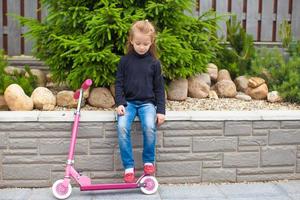 mignonne peu fille en plein air photo