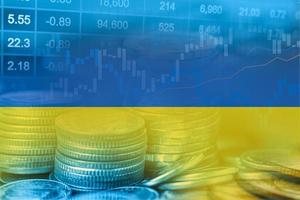 investissement boursier trading financier, pièce de monnaie et drapeau de l'ukraine ou forex pour analyser l'arrière-plan des données de tendance des affaires de financement des bénéfices. photo