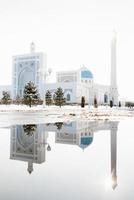 tachkent, ouzbékistan. décembre 2020. mosquée blanche mineure en hiver par une journée ensoleillée photo