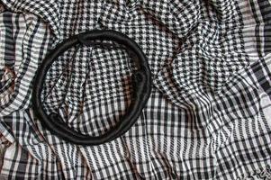 Contexte texture, modèle. écharpe la laine comme yasser arafat. le palestinien keffieh est une neutre de genre à carreaux noir et blanc écharpe cette est d'habitude usé autour le cou ou diriger. photo