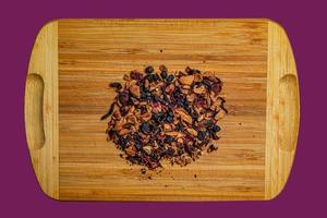 Contexte de Naturel fruit thé avec hibiscus pétales, fruit tranches et baies. fruit thé texture. Haut voir, plat poser. photo