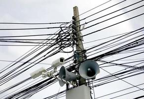 câble électrique sur poteau en béton photo