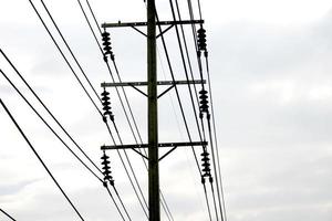 câble électrique sur poteau en béton photo