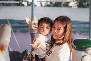 mère et enfant dans amusement parc à sukhothai, Thaïlande. photo