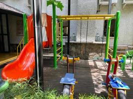 coloré terrain de jeux fabriqué de Plastique vide Extérieur terrain de jeux ensemble terrain de jeux équipement.jardin équipement. enfants glisser. école cour. terrain de jeux dans le parc. photo