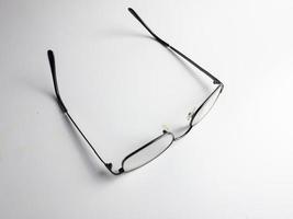 des lunettes pour en train de lire et altéré vision isolé sur blanc Contexte. choisi concentrer photo