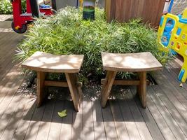 intérieur de restaurant avec en bois table et en bois ornement. vide siège et table dans restaurant. proche en haut nettoyer table et chaise photo