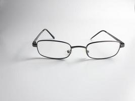 des lunettes pour en train de lire et altéré vision isolé sur blanc Contexte. choisi concentrer photo