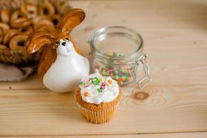 peu Pâques gâteau sur le en bois table de le maison photo