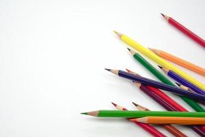 vue de dessus de crayons de couleur ou pastel sur fond blanc. concept d'apprentissage, d'étude et de présentation. photo