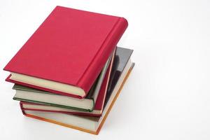 pile de livres sur fond blanc. concept de connaissance et d'éducation. photo