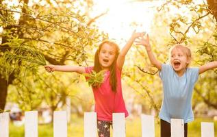 multiculturel Jardin d'enfants groupe est à la recherche vers l'avant à été dans la nature photo