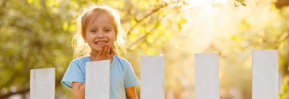 peu fille dans jardin photo