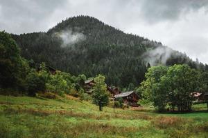 en bois cabane dans le Alpes avec montagnes dans le Contexte panorama photo