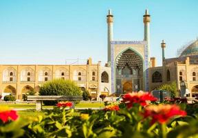 Ispahan, J'ai couru - 15e peut, 2022 - entrée dans le Vendredi mosquée , jame mosquée de Isfahan avec jardin premier plan photo