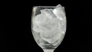 vide la glace dans clair verre. avec isolé balck Contexte. photo