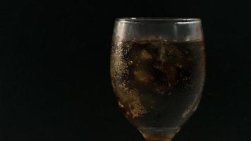 noir doux boisson mixte avec la glace dans une clair verre. avec isolé balck Contexte. photo